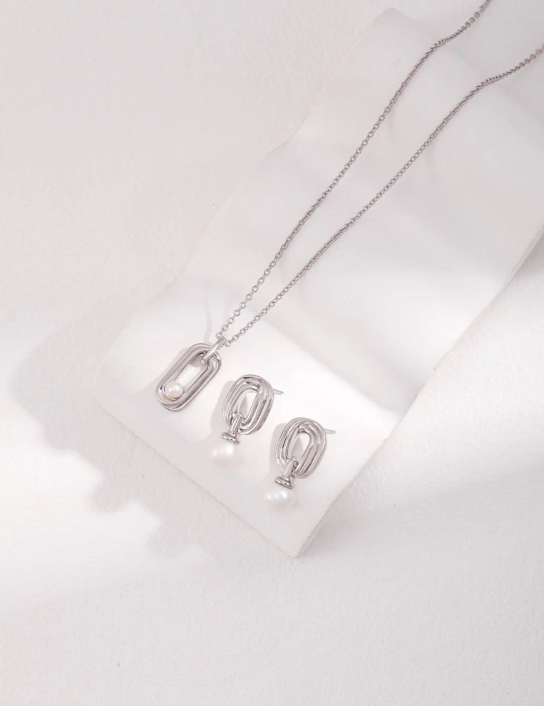 Minimalist Line Oval Pendant with One Pearl Necklace
