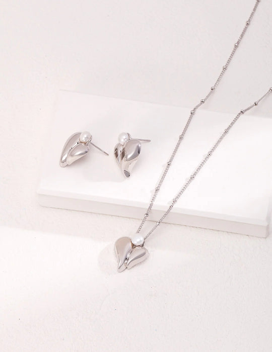 Three Dimensional Heart Pearl Necklace