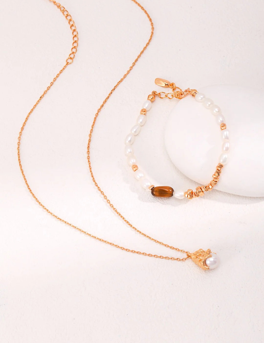 Minimalist Lustrous Pearl Necklace