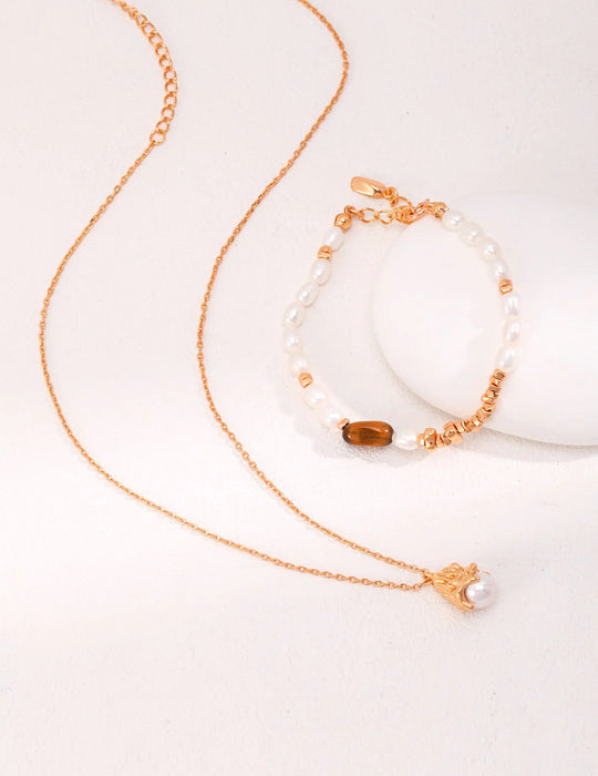 Minimalist Lustrous Pearl Necklace